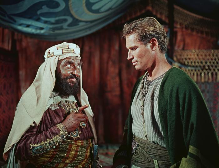 Hugh Griffith در صحنه فیلم سینمایی بن هور به همراه Charlton Heston