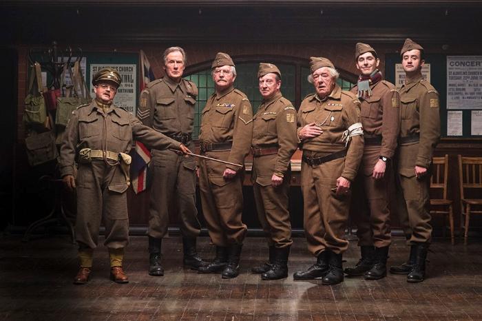 توبی جونز در صحنه فیلم سینمایی ارتش پدر به همراه Tom Courtenay، Bill Paterson، Blake Harrison، دنیل مایز، بیل نای و مایکل گمبون