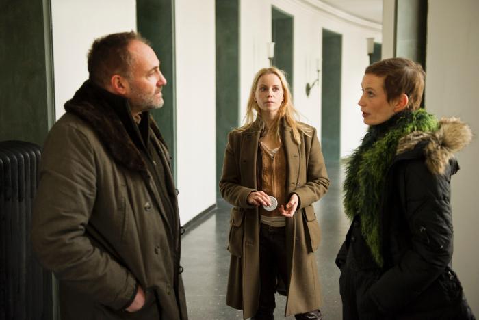 Sofia Helin در صحنه سریال تلویزیونی پل به همراه Sarah Boberg و Kim Bodnia