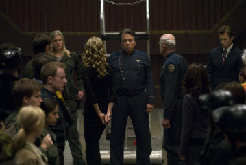 Michael Hogan در صحنه سریال تلویزیونی ناوبر فضایی گالاکتیک به همراه Kate Vernon، Katee Sackhoff، ادوارد جیمز آلموس و Jamie Bamber