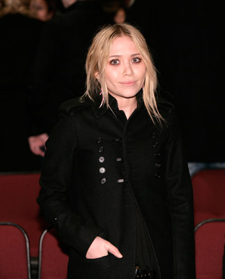 Mary-Kate Olsen در صحنه فیلم سینمایی در بروژ