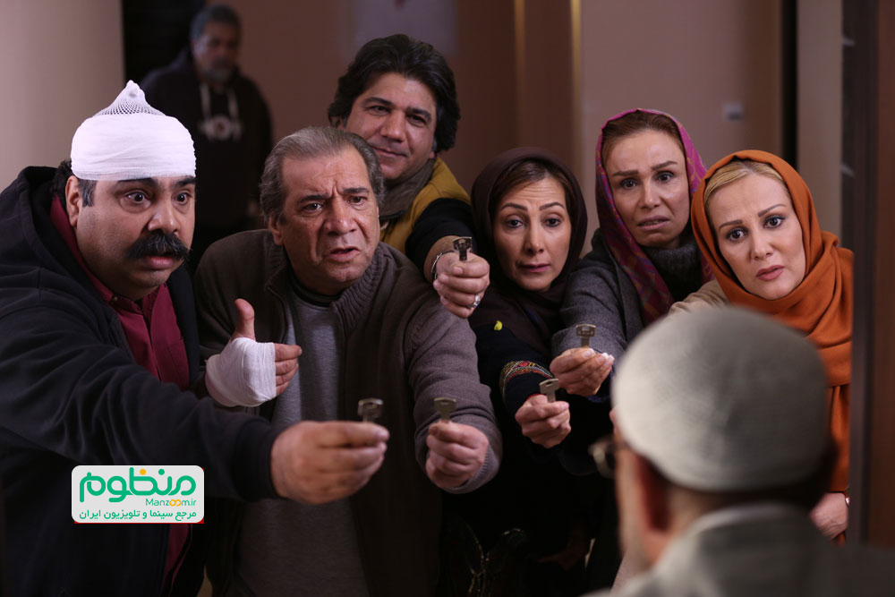 حسین محب‌اهری در صحنه فیلم سینمایی سه بیگانه به همراه شیوا خسرو‌مهر
