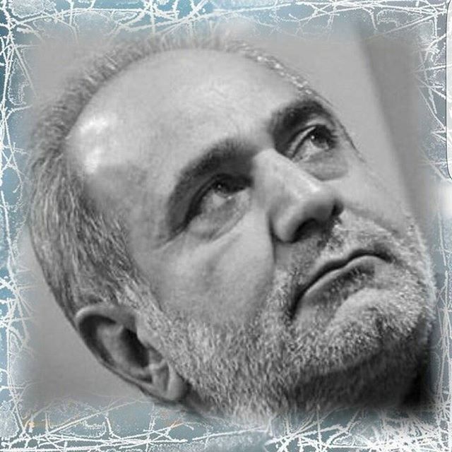 تصویری از پرویز پرستویی، بازیگر و تهیه کننده سینما و تلویزیون در حال بازیگری سر صحنه یکی از آثارش