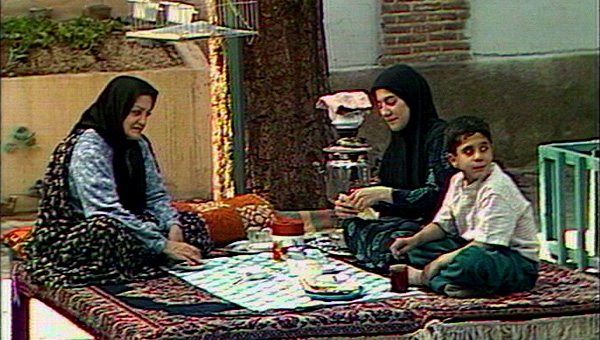 شهلا ریاحی در صحنه سریال تلویزیونی در خانه به همراه رویا افشاری‌نسب