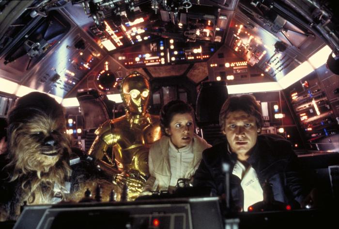 کری فیشر در صحنه فیلم سینمایی جنگ ستارگان اپیزود پنجم - امپراتوری ضربه می زند به همراه هریسون فورد