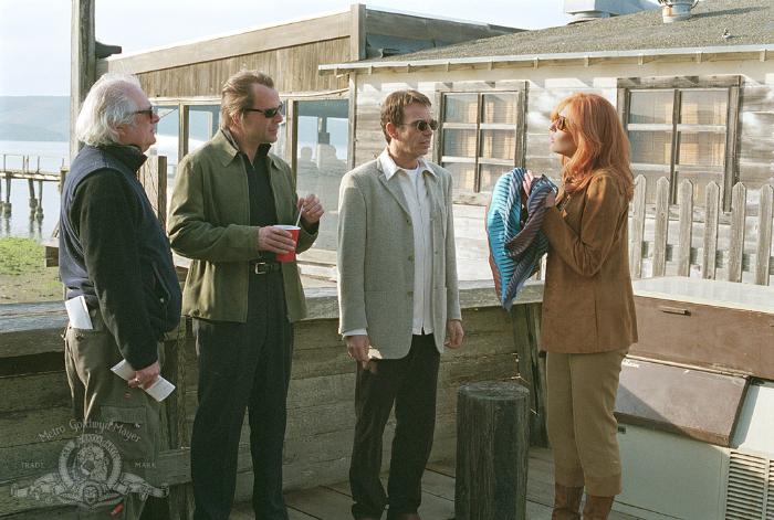 Barry Levinson در صحنه فیلم سینمایی دزدان به همراه بروس ویلیس، بیلی باب تورنتون و کیت بلانشت