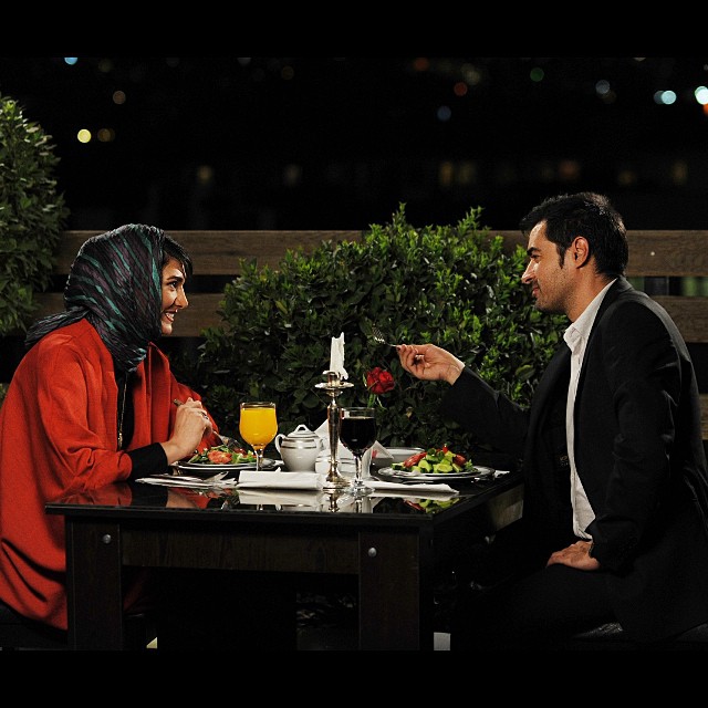 تصویری از مینا وحید، بازیگر سینما و تلویزیون در حال بازیگری سر صحنه یکی از آثارش