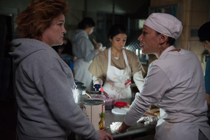 سلنیس لیوا در صحنه سریال تلویزیونی نارنجی سیاه، جدید است به همراه کیت مولگرو و Diane Guerrero