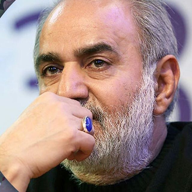 تصویری از پرویز پرستویی، بازیگر و تهیه کننده سینما و تلویزیون در حال بازیگری سر صحنه یکی از آثارش