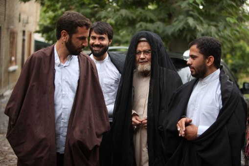 اکبر عبدی در صحنه فیلم سینمایی رسوایی به همراه محمد بلخاری قهی