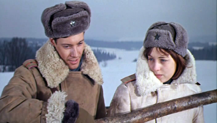 Vladimir Konkin در صحنه فیلم سینمایی Aty-baty, shli soldaty... به همراه Elena Shanina
