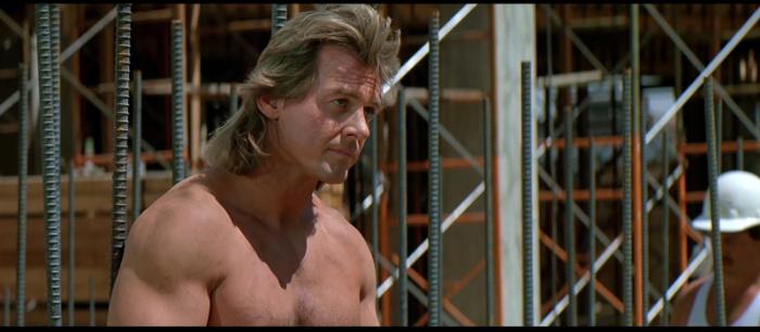 Roddy Piper در صحنه فیلم سینمایی آنها زنده هستند