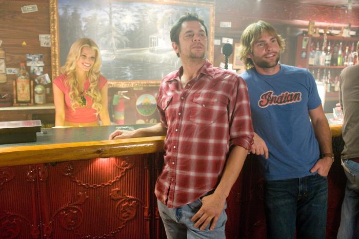 Jessica Simpson در صحنه فیلم سینمایی دوک های هازارد به همراه Johnny Knoxville و Seann William Scott