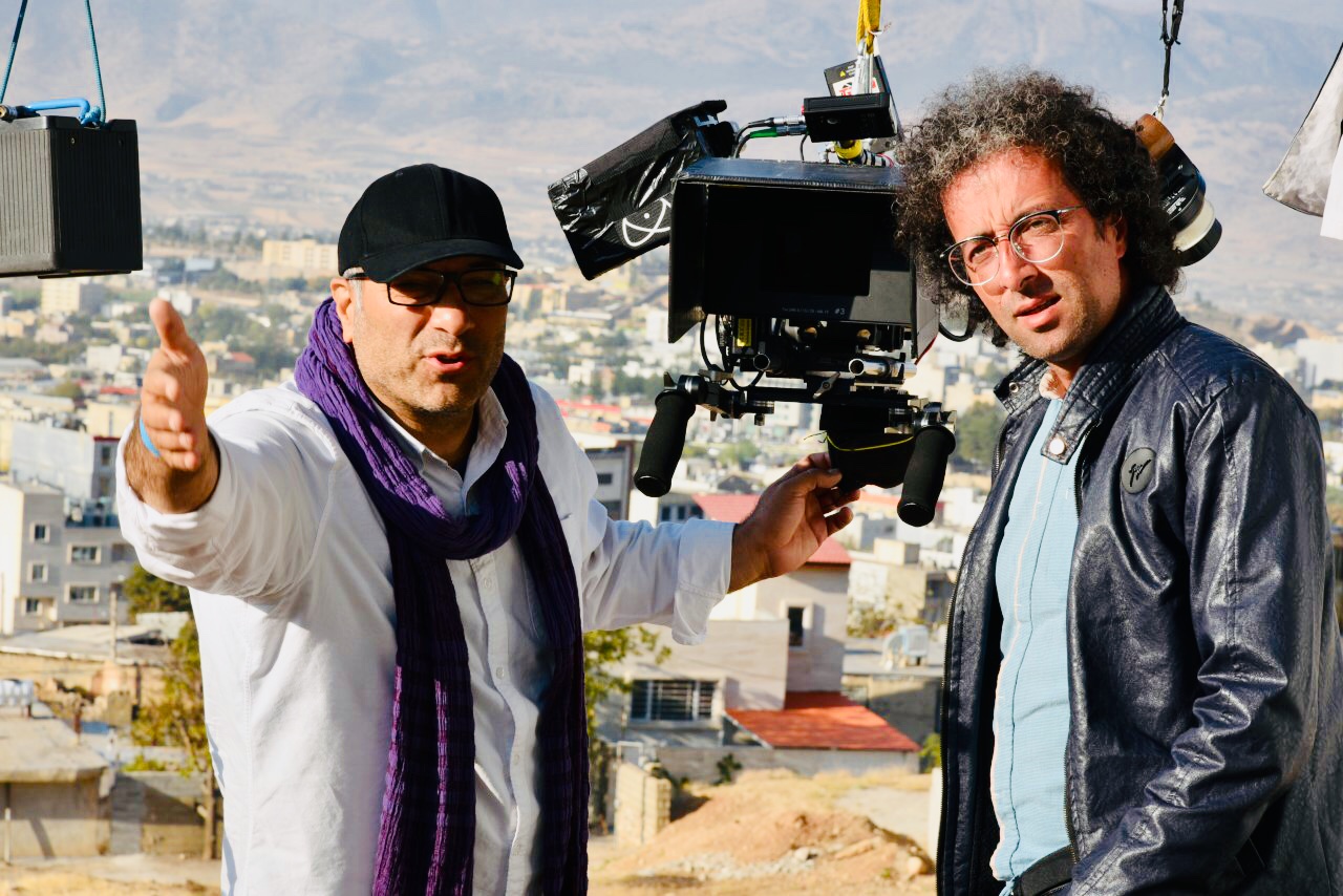 تصویری از بابک لطفی خواجه پاشا، بازیگر سینما و تلویزیون در حال بازیگری سر صحنه یکی از آثارش