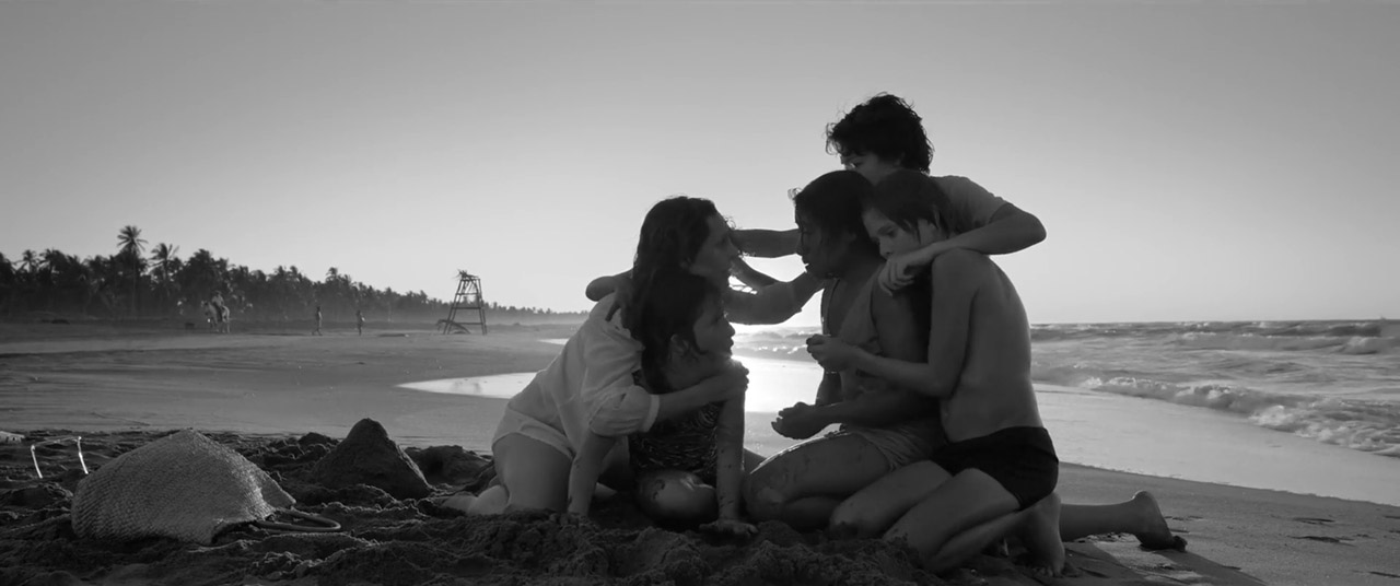 Carlos Peralta در صحنه فیلم سینمایی Roma به همراه Yalitza Aparicio، Diego Cortina Autrey، Daniela Demesa و Marina de Tavira