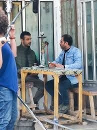 تصویری از محمد امین، بازیگر سینما و تلویزیون در پشت صحنه یکی از آثارش