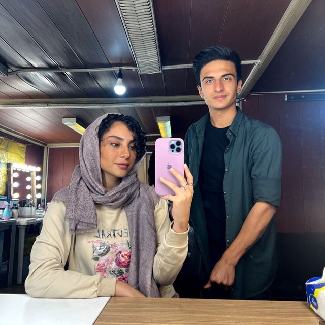 تصویری از صالح شعبانلو، چهره‌پرداز و بازیگر سینما و تلویزیون در پشت صحنه یکی از آثارش