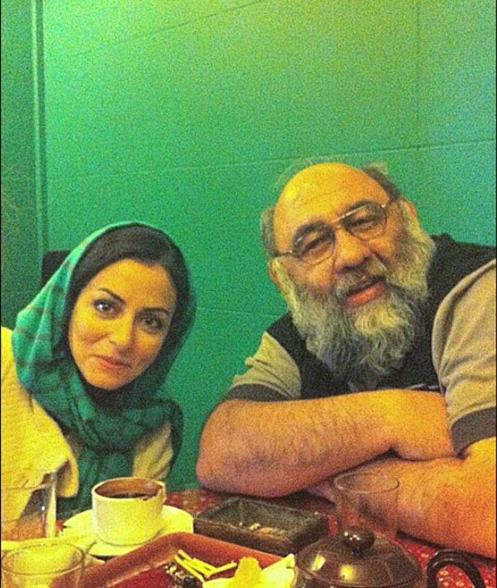 تصویری از رعنا روشنک، بازیگر سینما و تلویزیون در حال بازیگری سر صحنه یکی از آثارش