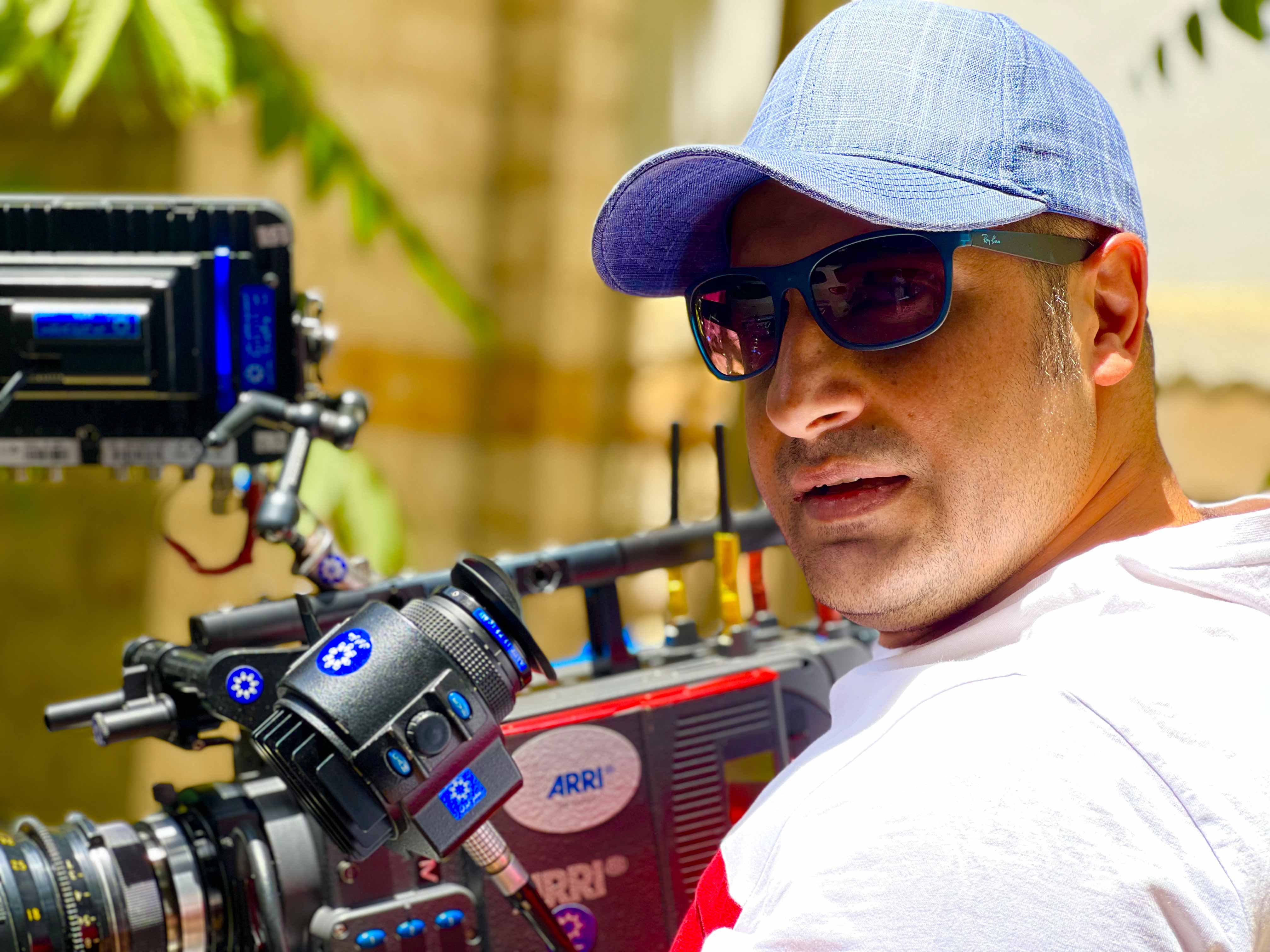 تصویری از علیرضا شاه حسینی، نویسنده و کارگردان سینما و تلویزیون در پشت صحنه یکی از آثارش