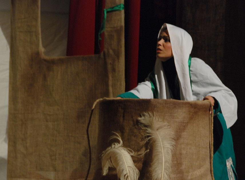 تصویری از مهتاب شکریان، بازیگر سینما و تلویزیون در حال بازیگری سر صحنه یکی از آثارش