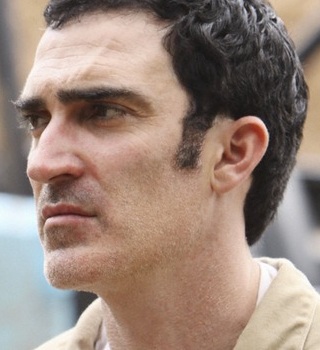 Patrick Fischler در صحنه سریال تلویزیونی گمشده