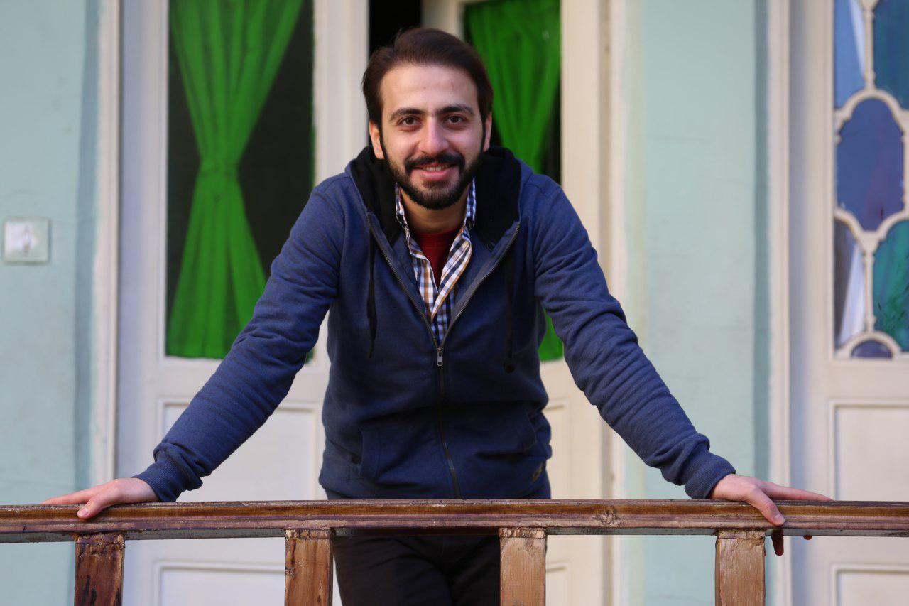 تصویری از زین‌العابدین تقی‌پور، بازیگر و مجری سینما و تلویزیون در حال بازیگری سر صحنه یکی از آثارش