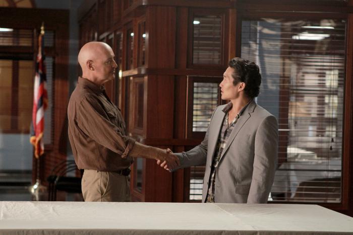 Terry O'Quinn در صحنه سریال تلویزیونی Hawaii Five-0 به همراه Daniel Dae Kim