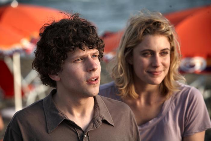 Greta Gerwig در صحنه فیلم سینمایی تقدیم به رم با عشق به همراه جسی ایزنبرگ