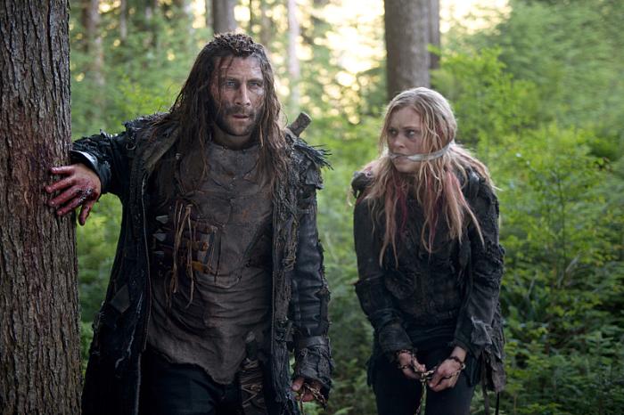 Eliza Taylor در صحنه سریال تلویزیونی 100 به همراه Zach McGowan