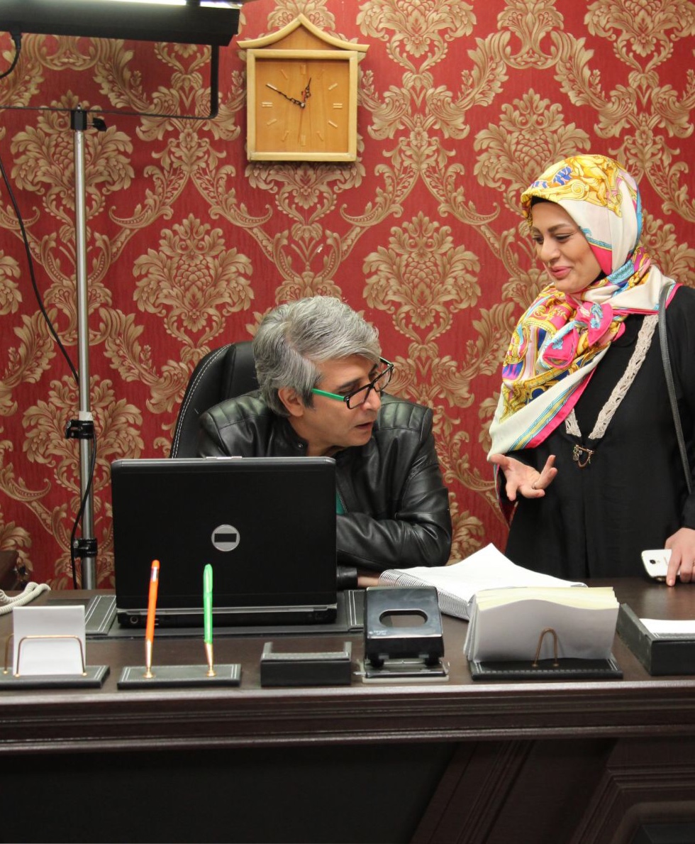 تصویری از شیوا امامدوست، بازیگر سینما و تلویزیون در حال بازیگری سر صحنه یکی از آثارش