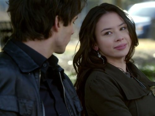 Malese Jow در صحنه سریال تلویزیونی خاطرات خون آشام به همراه Steven R. McQueen
