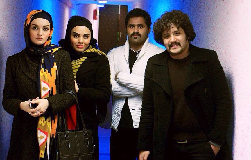 آزاده زارعی در پشت صحنه سریال تلویزیونی آوای باران به همراه نیلوفر پارسا و مهران رنج‌بر