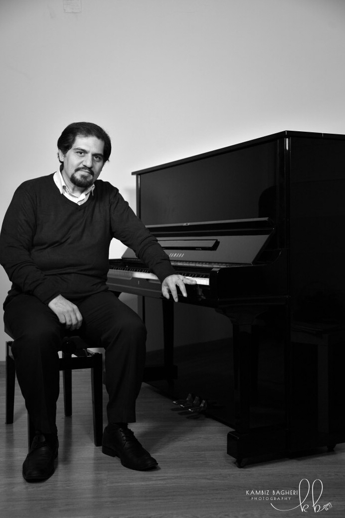 تصویری از رضا خسروی، آهنگ ساز و بازیگر سینما و تلویزیون در حال بازیگری سر صحنه یکی از آثارش