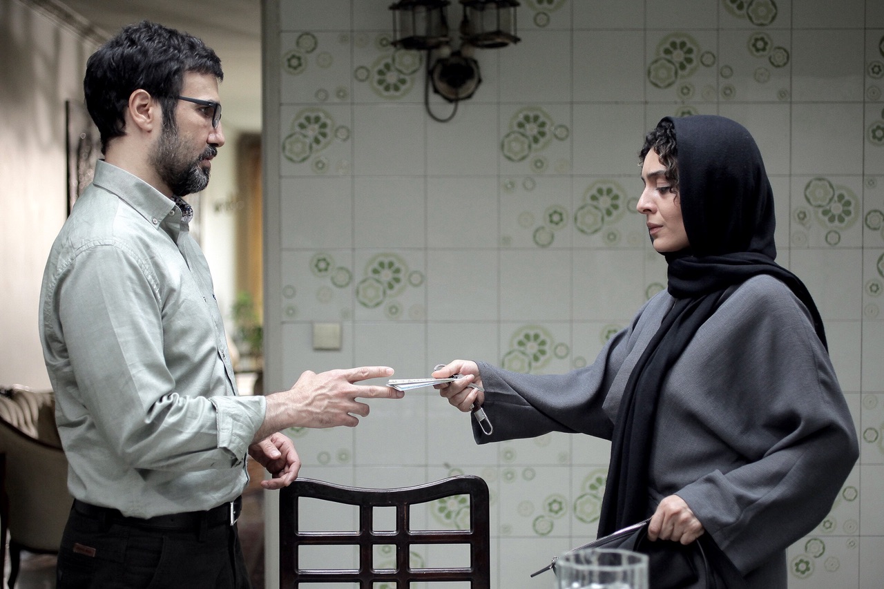 ساره بیات در صحنه فیلم سینمایی عادت نمی‌کنیم به همراه محمدرضا فروتن