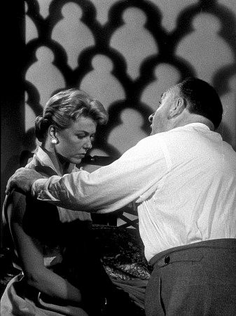 Doris Day در صحنه فیلم سینمایی مردی که زیاد می دانست به همراه آلفرد هیچکاک
