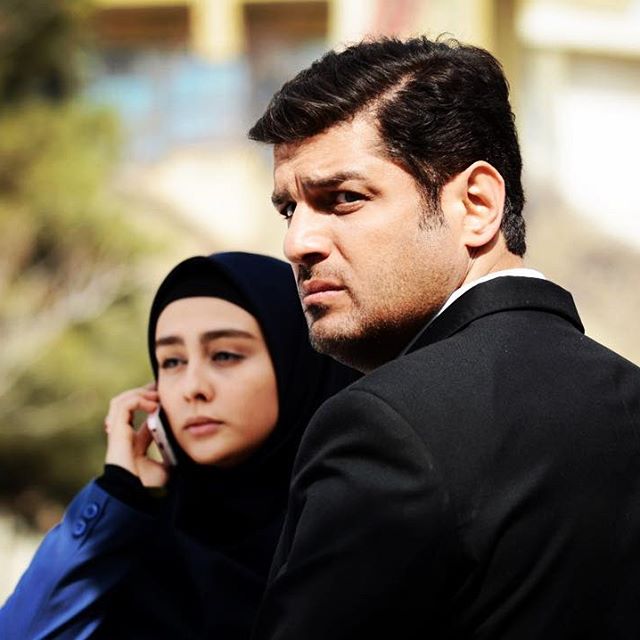 تصویری از ستاره حسینی، بازیگر سینما و تلویزیون در حال بازیگری سر صحنه یکی از آثارش