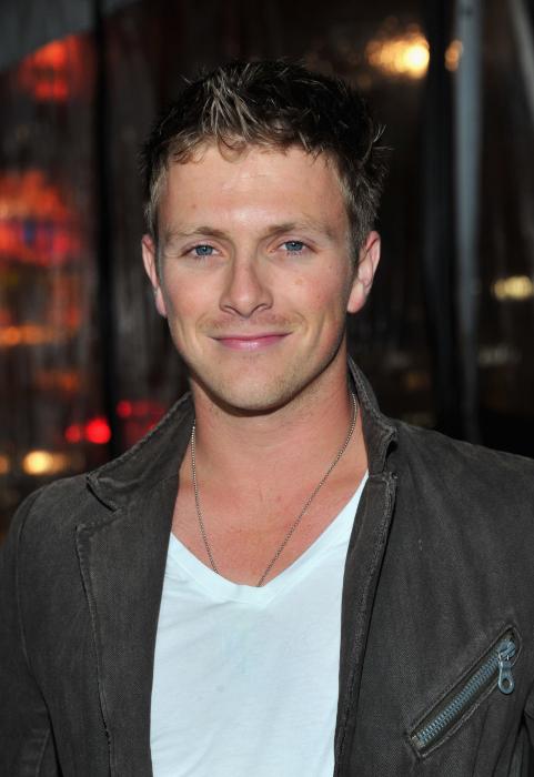 Charlie Bewley در صحنه فیلم سینمایی مردی روی لبه