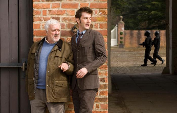 Bernard Cribbins در صحنه سریال تلویزیونی Doctor Who به همراه دیوید تننت