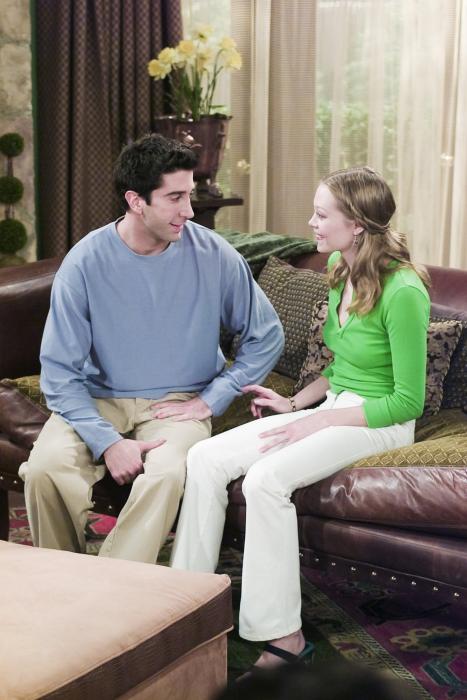 Alexandra Holden در صحنه سریال تلویزیونی دوستان به همراه David Schwimmer