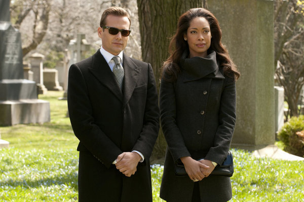 Gina Torres در صحنه سریال تلویزیونی کت پوشها به همراه Gabriel Macht