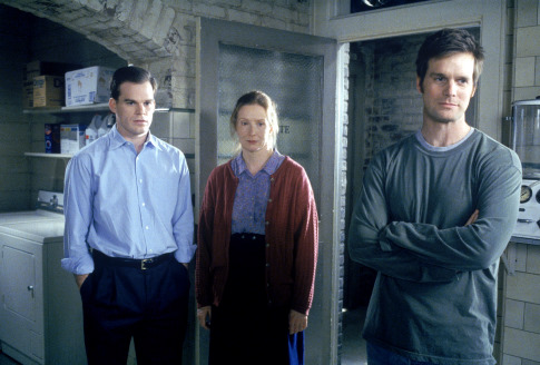 فرانسیس کونروی در صحنه سریال تلویزیونی شش فوت زیر زمین به همراه پیتر کراوزه و Michael C. Hall