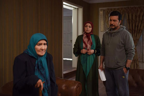 امیرحسین صدیق در صحنه سریال تلویزیونی دردسرهای عظیم 2 به همراه فریده سپاه‌منصور و مه‌لقا باقری