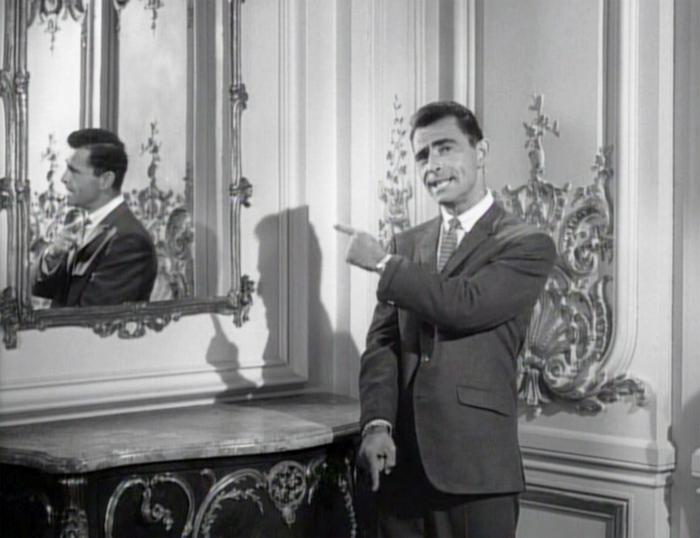 Rod Serling در صحنه سریال تلویزیونی منطقه نیمه روشن