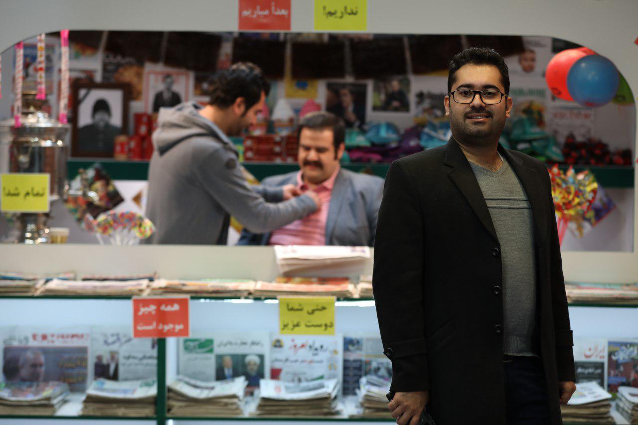تصویری از محمدرضا صباحی، تهیه کننده سینما و تلویزیون در حال بازیگری سر صحنه یکی از آثارش