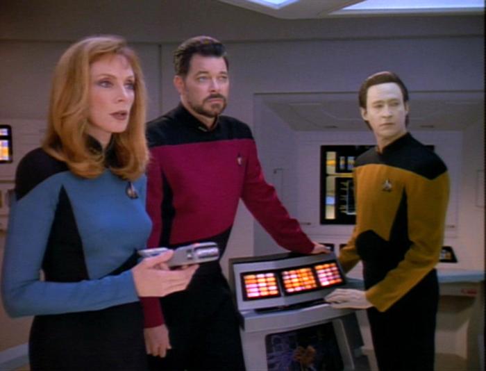 Gates McFadden در صحنه سریال تلویزیونی پیشتازان فضا: نسل بعدی به همراه برنت اسپاینر و Jonathan Frakes