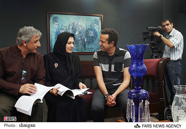 رویا تیموریان در پشت صحنه سریال تلویزیونی شمس‌العماره به همراه مسعود رایگان و سامان مقدم