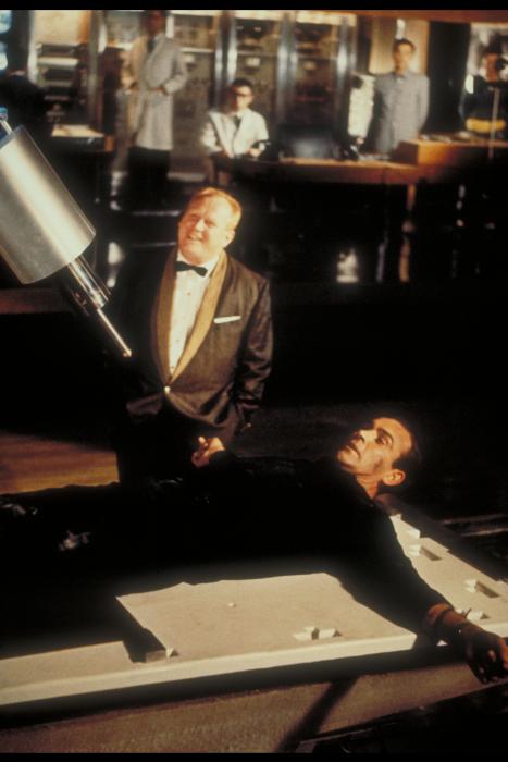 Gert Fröbe در صحنه فیلم سینمایی پنجه طلایی به همراه شان کانری