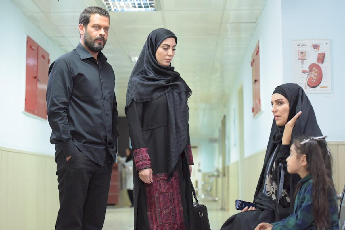 نیلوفر شهیدی در صحنه سریال تلویزیونی مرضیه به همراه پژمان بازغی و ماه‌چهره خلیلی