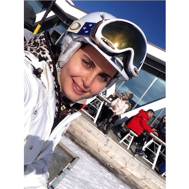 تصویری از الناز شاکردوست، بازیگر و طراح لباس سینما و تلویزیون در حال بازیگری سر صحنه یکی از آثارش