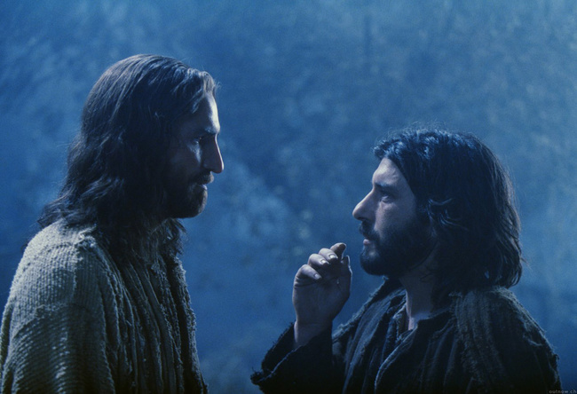Luca Lionello در صحنه فیلم سینمایی مصائب مسیح به همراه Jim Caviezel